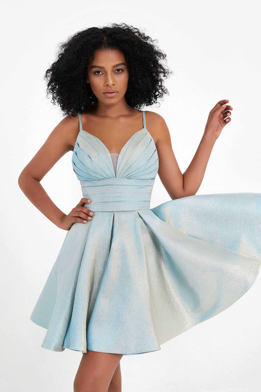 Vestido corto iridiscente con escote en forma de corazón y tirantes finos para fiesta de graduación y cóctel.