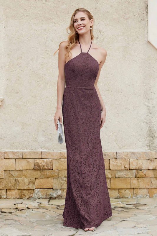 Vestido de dama de honor con cuello halter y encaje tipo vaina, ideal para fiestas de noche formales.