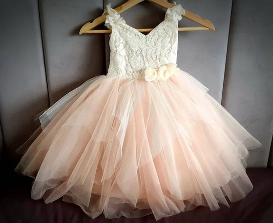 Vestido de princesa con tutú blanco marfil, rosa melocotón y encaje champán. Ideal para niñas de las flores, cumpleaños y fiestas.
