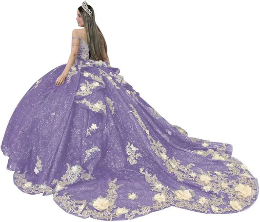 Vestidos de quinceañera con apliques dorados, cola, tirantes finos, encaje, capas de volantes y cuentas.