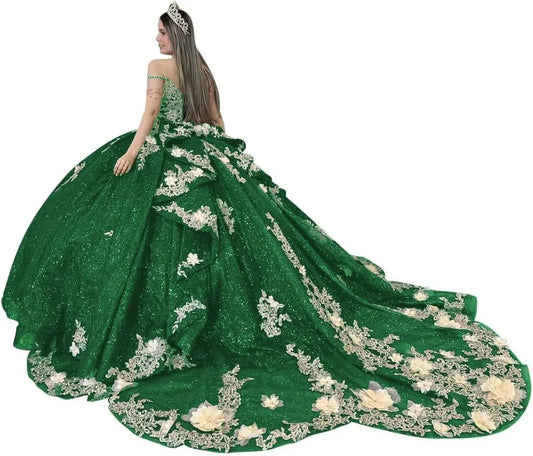 Vestidos de quinceañera con apliques dorados, cola, tirantes finos, encaje, capas de volantes y cuentas.