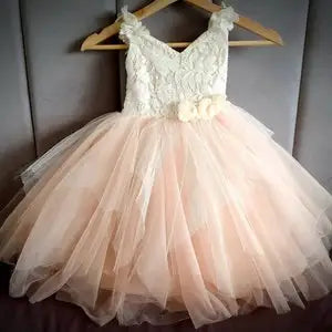 Vestido de princesa con tutú blanco marfil, rosa melocotón y encaje champán. Ideal para niñas de las flores, cumpleaños y fiestas.