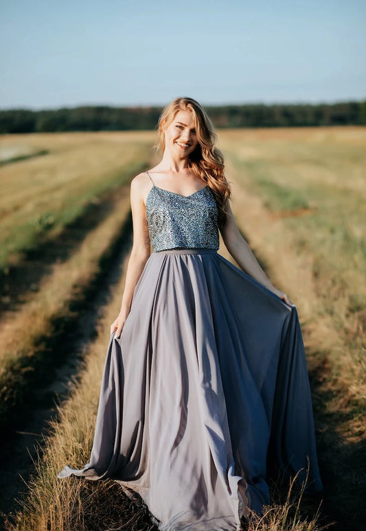 Falda acampanada con vuelo de gasa color humo y top con purpurina gris pizarra con estrellas disponible en tallas grandes. Vestidos de fiesta de noche.