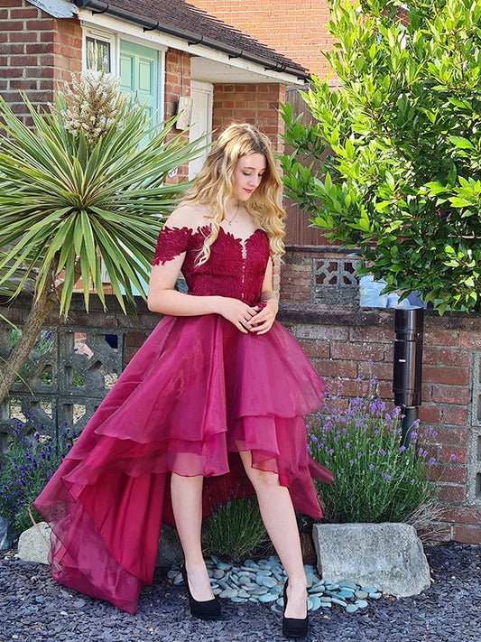 Vestido de noche de fiesta de organza con hombros descubiertos, sin mangas y apliques asimétricos.