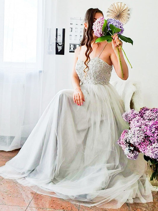 Vestido de noche de fiesta de tul con cuentas y corte princesa, sin mangas, con tirantes finos y cola larga