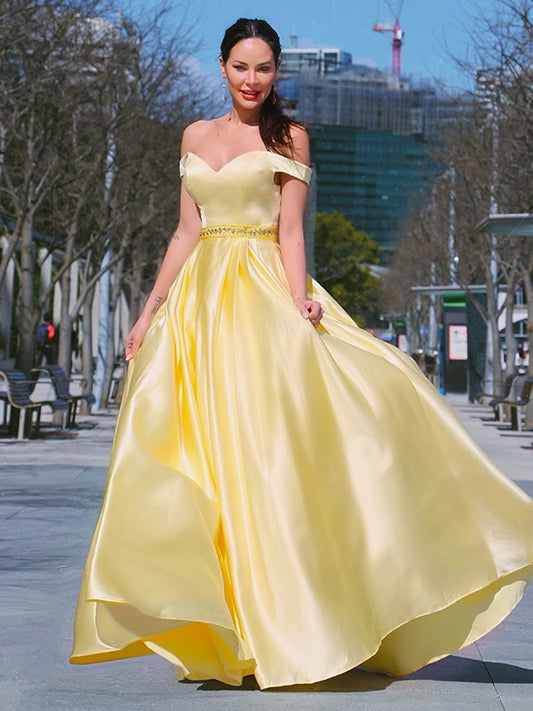 Vestido de noche de graduación de corte A/princesa, sin mangas, hombros descubiertos, satén, volantes y largo hasta el suelo