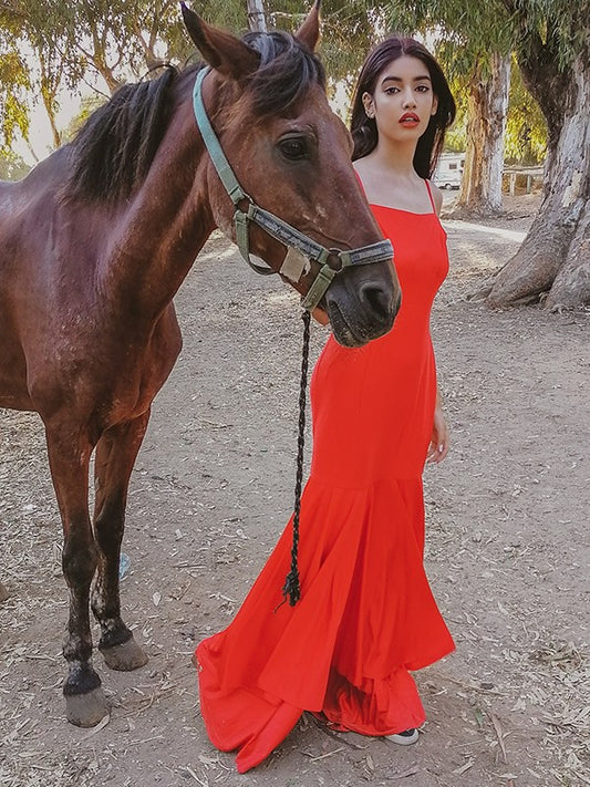 Vestido de noche de graduación con corte tubo/columna, satén, sin mangas, capas, tirantes finos y largo hasta el suelo
