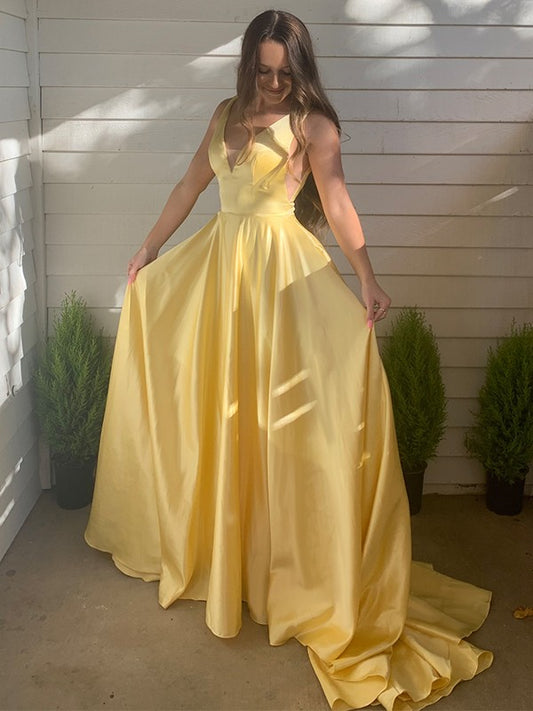 Vestido de noche de graduación de corte A/princesa, de satén, escote en V, sin mangas, con volantes y cola.