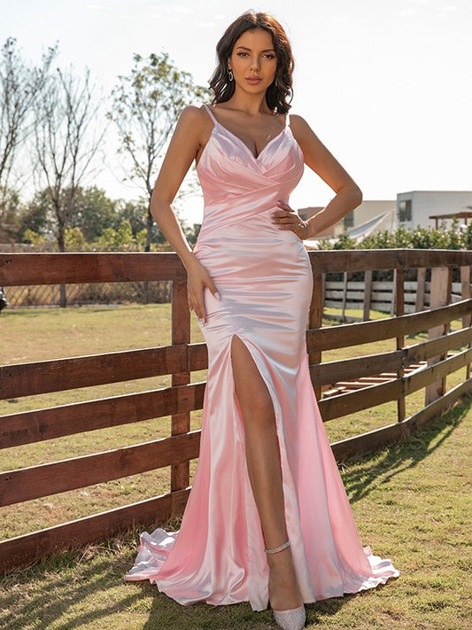 Etui-Linie/Säulenkleid aus Seide wie Satin mit Rüschen und V-Ausschnitt, ärmellos, Sweep/Pinselzug, Ball-/Abendkleid