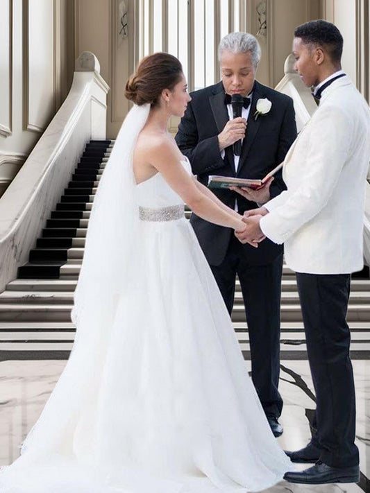 Vestidos de novia de corte A/princesa, escote corazón, sin mangas, con cuentas, tul y cola larga.