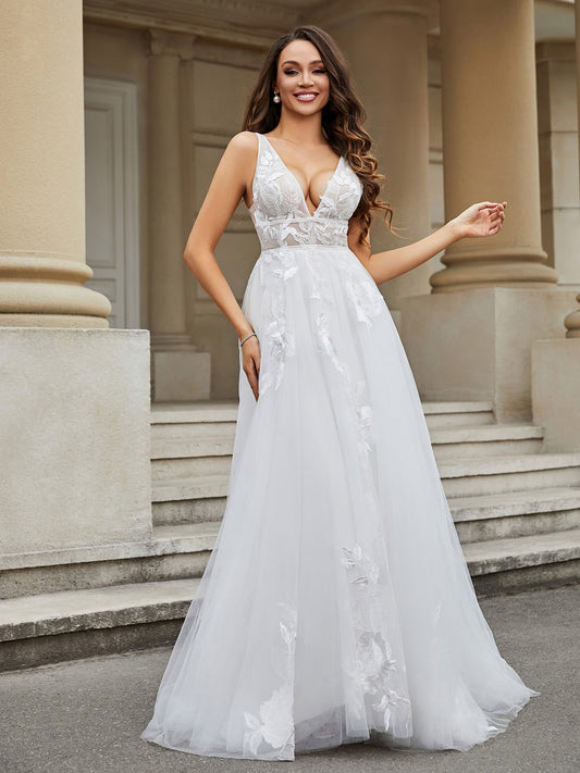 Vestido de novia de tul con apliques de encaje y escote en V color marfil