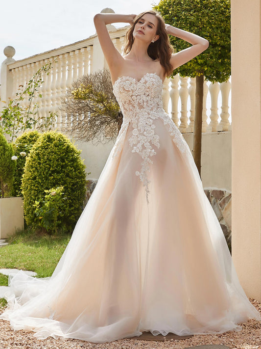 Vestido de novia con apliques de corazón, cuentas decorativas, cola capilla, color champán.