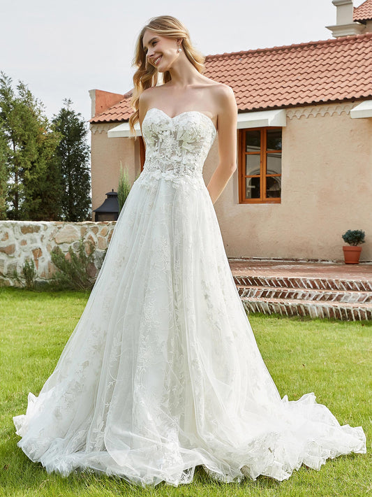Vestido de novia color marfil con escote corazón, apliques de encaje y corte A
