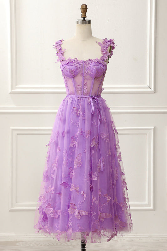 Vestido de fiesta morado con corsé en forma de A hasta la rodilla con mariposas para cóctel de bienvenida.