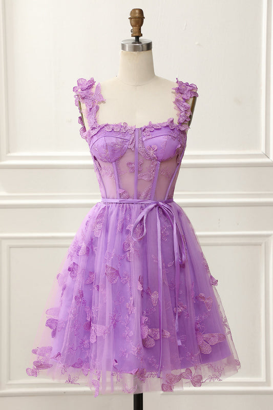 Vestido morado de fiesta con corsé en forma de A y mariposas para cóctel o graduación.