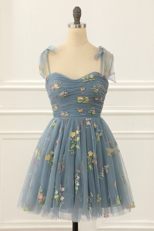 Vestido de fiesta corto de tul azul grisáceo con corte en A y bordado para cóctel o fiesta de bienvenida.