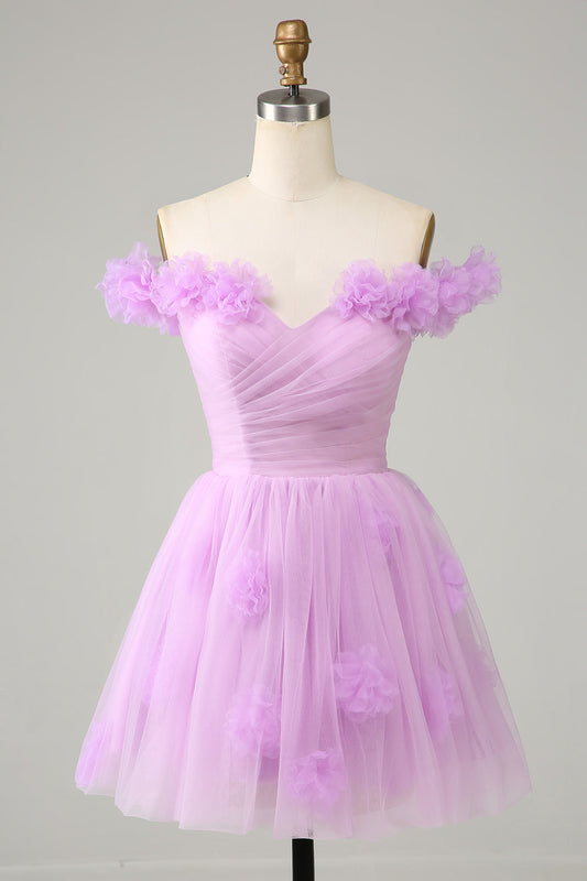 Hermoso vestido lavanda corto de fiesta con hombros descubiertos y flores para cóctel y graduación.