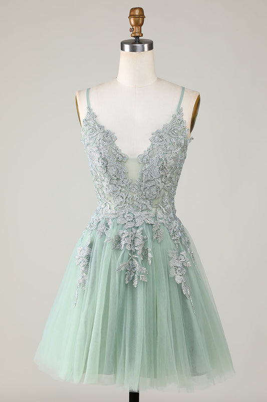 Elegante vestido verde corto de fiesta con tirantes finos, corte A y apliques para cóctel o graduación.