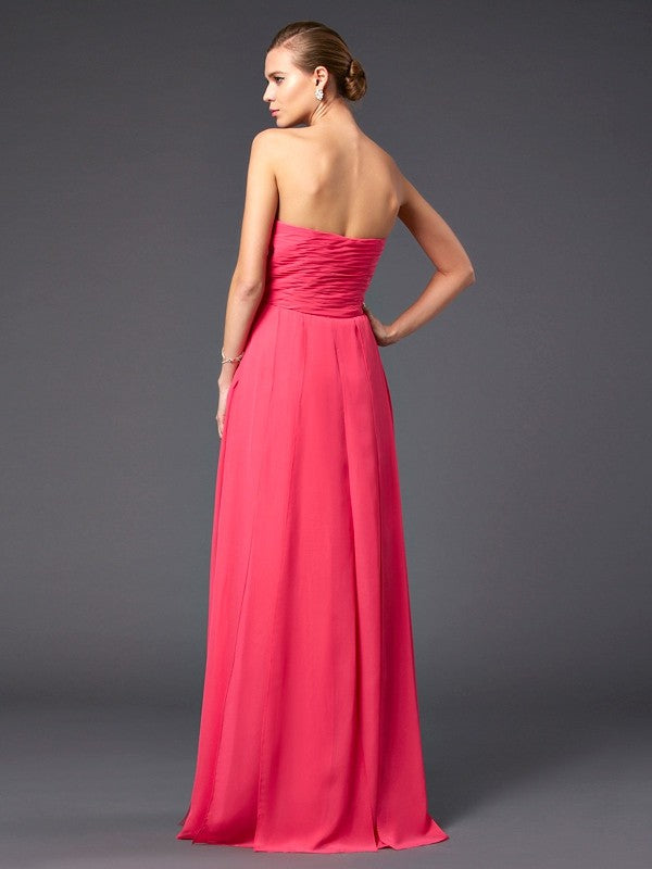 Vestido de noche de graduación con corte tubo/columna, escote corazón, sin mangas, volantes y gasa larga