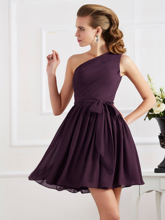 Vestido de dama de honor corto de gasa, sin mangas, con un solo hombro y pliegues, corte princesa, ideal para invitadas de boda.