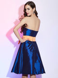 A-Linie/Princess-Linie Trägerlos Ärmellos Schärpe/Band/Gürtel Kurz Taft Brautjungfernkleider Homecoming Cocktailkleid
