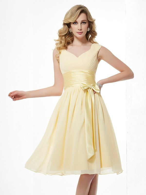 Vestido de dama de honor corto de gasa con pliegues, sin mangas y tirantes princesa, corte A/Princesa, ideal para invitadas de boda.