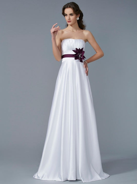 Vestido de noche de graduación largo de satén con flores hechas a mano, sin tirantes, corte A/princesa