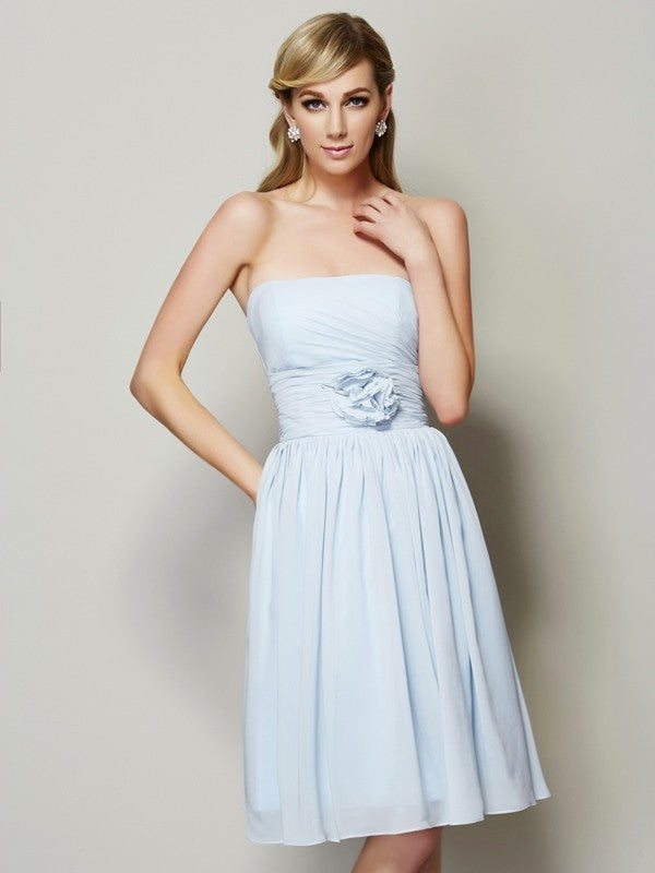 Vestidos de dama de honor cortos de gasa con corte A/princesa, sin tirantes, sin mangas y con flores hechas a mano