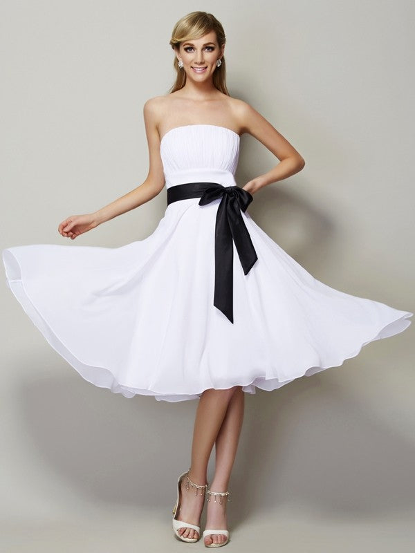 A-Linie/Princess-Linie Trägerlos Ärmellos Schärpe/Band/Gürtel Kurz Chiffon Junior-Brautjungfernkleider Homecoming Ballkleid