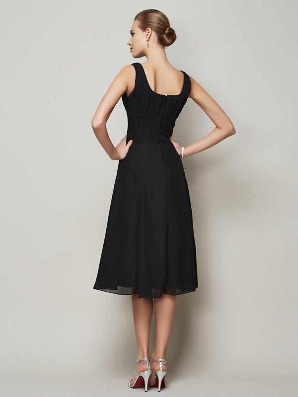 Vestido de dama de honor corto de gasa con pliegues, sin mangas y tirantes princesa, corte A/Princesa, ideal para invitadas de boda.