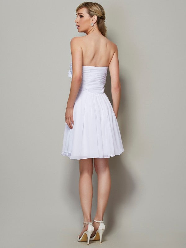 A-Linie/Princess-Linie Trägerlos Ärmellos Falten Applikationen Kurz Chiffon Brautjungfernkleider Kleid für Hochzeitsgäste