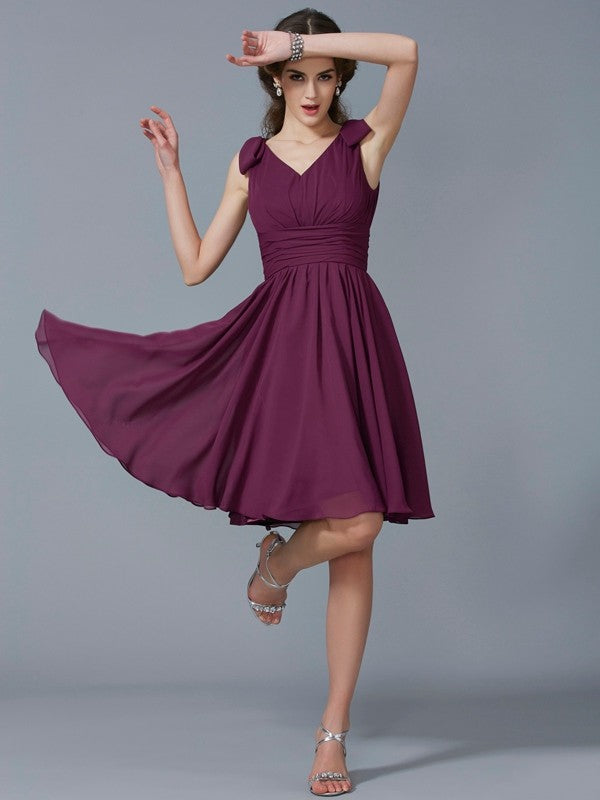 Vestido de dama de honor corto de gasa con pliegues, sin mangas, con tirantes tipo A o princesa, ideal para invitadas de boda y graduación.