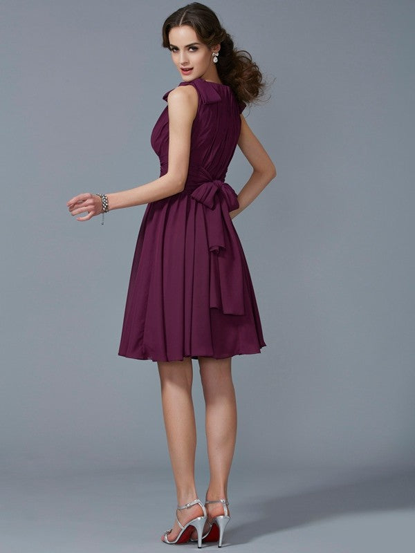 Vestido de dama de honor corto de gasa con pliegues, sin mangas, con tirantes tipo A o princesa, ideal para invitadas de boda y graduación.