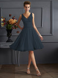 Vestido de dama de honor de gasa, corte A/princesa, escote en V, sin mangas, plisado, corto, para invitada de boda