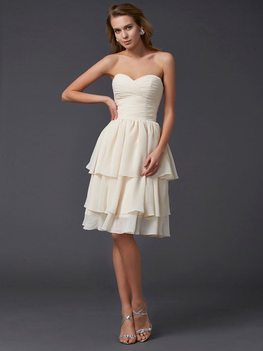 Vestido de dama de honor corto de gasa sin mangas con escote en forma de corazón y corte tubo/columna para fiesta de bienvenida