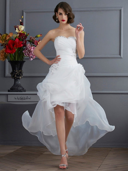 A-Linie/Princess-Linie Herzausschnitt Ärmellos Perlenstickerei High Low Organza Brautkleider