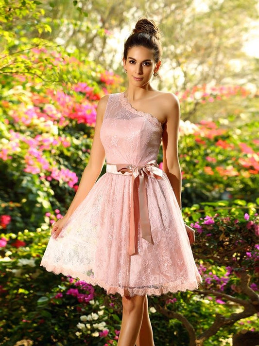 A-Linie/Princess-Linie One-Shoulder-Träger Falten Ärmellos Kurz Seide wie Satin Brautjungfernkleider Homecoming-Kleid