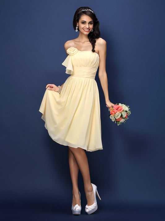 Vestido de dama de honor de gasa corto, corte A/princesa, sin tirantes, con flores hechas a mano, plisado, sin mangas, para fiesta de graduación