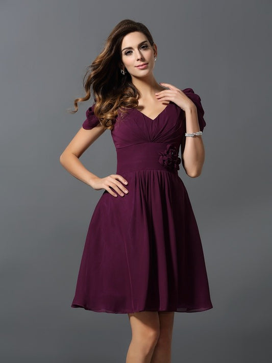 A-Linie/Princess-Linie V-Ausschnitt Handgemachte Blume Kurze Ärmel Kurz Chiffon Brautjungfernkleider Homecoming-Kleid