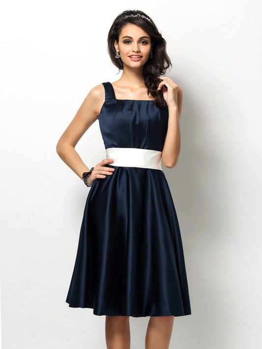 Vestido de dama de honor corto de satén sin mangas con corte tubo/columna cuadrado, faja/cinta/cinturón, vestido de cóctel y fiesta