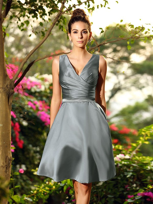 Vestidos de dama de honor cortos de satén con escote en V, fruncidos, sin mangas y corte princesa