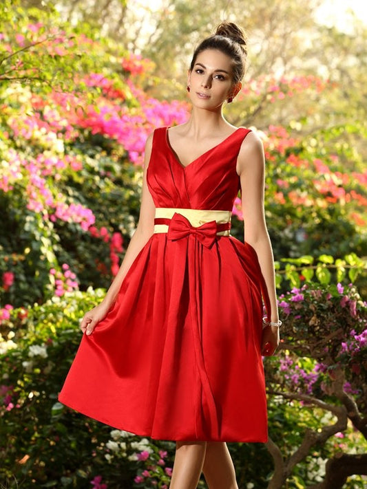 A-Linie/Princess-Linie V-Ausschnitt Falten Schärpe/Band/Gürtel Ärmellos Kurz Satin Brautjungfernkleider Homecoming Ballkleid