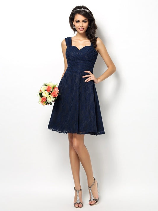 Vestido de dama de honor corto sin mangas con tirantes princesa y encaje para invitada de boda