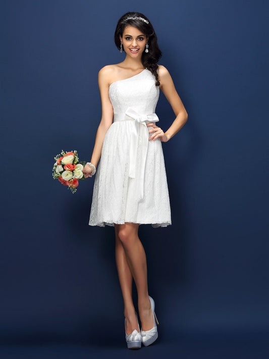 A-Linie/Princess-Linie One-Shoulder-Träger Spitze Ärmellos Kurz Spitze Brautjungfernkleider Homecoming Cocktailkleid