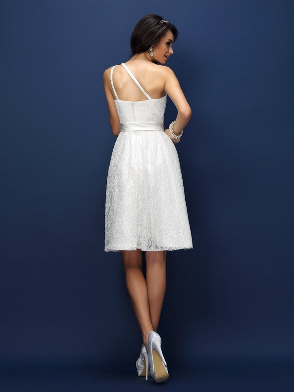 A-Linie/Princess-Linie One-Shoulder-Träger Spitze Ärmellos Kurz Spitze Brautjungfernkleider Homecoming Cocktailkleid
