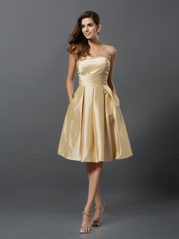 A-Line/Princess Strapless Sleeveless Short Taffeta Bridesmaid Dresses Wedding Guest Dress