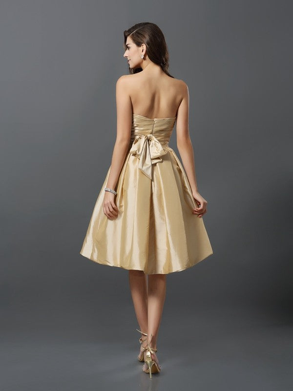 A-Line/Princess Strapless Sleeveless Short Taffeta Bridesmaid Dresses Wedding Guest Dress
