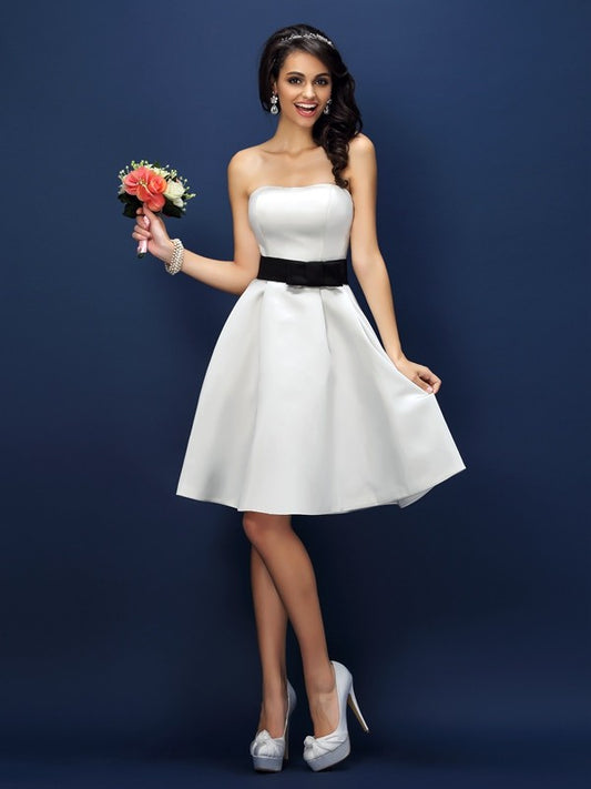 A-Linie/Princess-Linie Trägerlos Schärpe/Band/Gürtel Ärmellos Kurz Satin Brautjungfernkleider Homecoming Ballkleid
