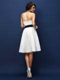 A-Linie/Princess-Linie Trägerlos Schärpe/Band/Gürtel Ärmellos Kurz Satin Brautjungfernkleider Homecoming Ballkleid