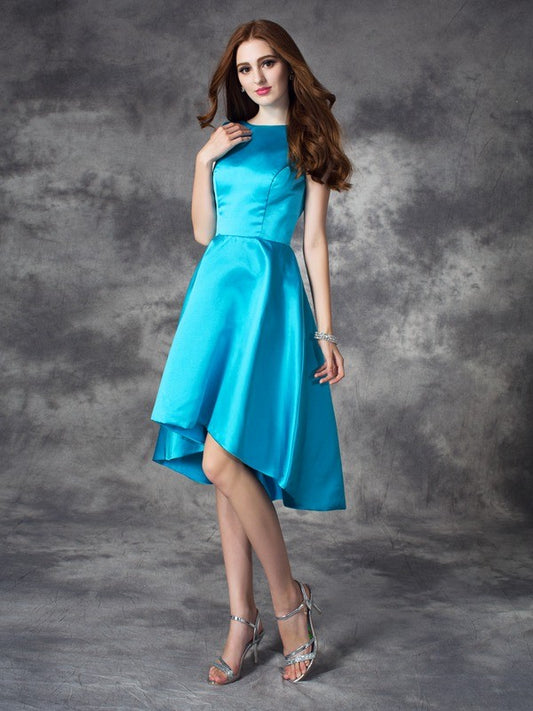 A-Linie/Princess-Linie Bateau-Ausschnitt Rüschen Ärmellos High Low Satin Brautjungfernkleider Homecoming Ballkleid